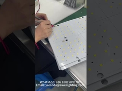 Processus d'installation de la puce et de la lentille solaire.