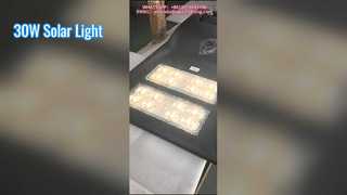 Température de couleur de réverbère solaire à deux modules 4000K utilisée sur les routes urbaines.