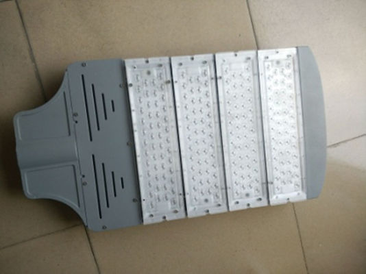 Haute luminosité IP66 Triple Cree LED Street Light 110W 120W Avec protection contre les surtensions 10KV 20KV Modernes lampes de rue LED