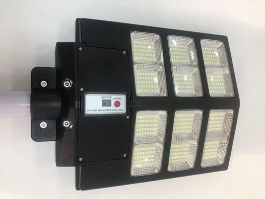 L'all-in-one ABS est équipé d'un boîtier 6000K 400W LED solaire, éclairage de rue IP65 imperméable à l'eau pour les autoroutes, les jardins, les cours et les routes.